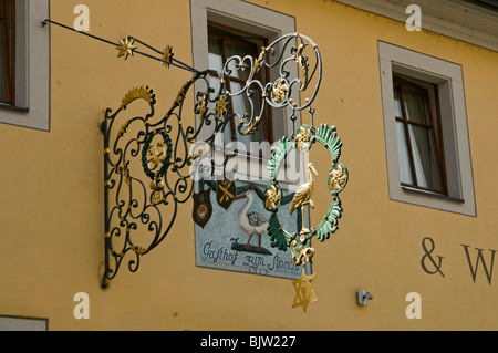 Segno di fantasia su la cicogna Inn, Prichsenstadt, Franconia, Baviera, Germania. Foto Stock