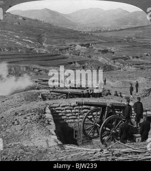 Batterie giapponese spara sul russo fortini, Assedio di Port Arthur, guerra Russo-Giapponese, 1904-1905.Artista: Underwood & Underwood Foto Stock