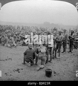 Boer prigionieri in appoggio sulla strada da Paardeberg al fiume Modder, Sud Africa, 1900-1902.Artista: Underwood & Underwood Foto Stock