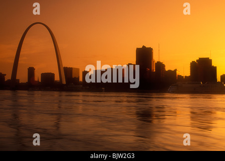 Vista del centro della città di St Louis nel Missouri attraverso il fiume Mississippi con Gateway Arch. Foto Stock