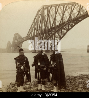 Gli uomini in abito di Altopiano di fronte il Forth Bridge, Scozia.Artista: Underwood & Underwood Foto Stock