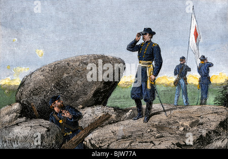 Generale G. K. Warren al segnale di stazione su Little Round Top osservando le posizioni di truppa, Battaglia di Gettysburg, 1863. Colorate a mano la xilografia Foto Stock