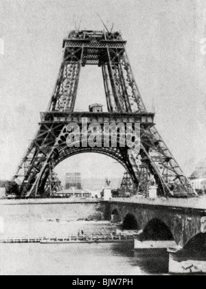 La Torre Eiffel in costruzione, Parigi, c1888. Artista: sconosciuto Foto Stock