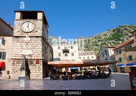 Piazze di bracci, la piazza principale della città con la torre dell Orologio eretta nel 1602. Kotor, Montenegro. Foto Stock