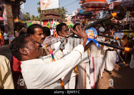 India Kerala, Koorkancherry Thaipooya Mahotsavam festival Nadaswaram banda trombe di accompagnamento rituale Kavadiyattom ballerini Foto Stock