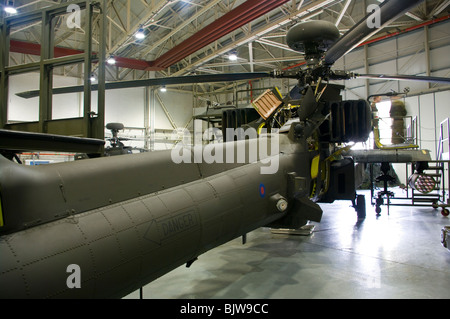 Un esercito britannico Westland elicotteri da attacco WAH-64 MK1 Apache Longbow In una manutenzione appendiabiti Wattisham Airfield Suffolk Foto Stock