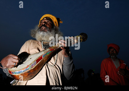 Musicisti di devozione a un Indiano festival religioso Foto Stock