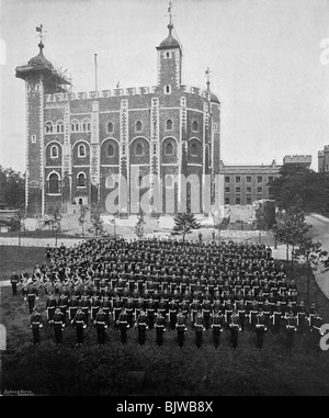 Il 1° Reggimento Suffolk presso la Torre di Londra, 1895 (1896).Artista: WW Rouch Foto Stock