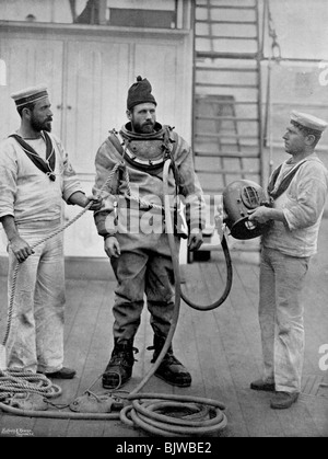 Un subacqueo dalla corazzata HMS 'Camperdown' nel suo sommozzatore del vestito, 1896. Artista: Gregorio & Co Foto Stock