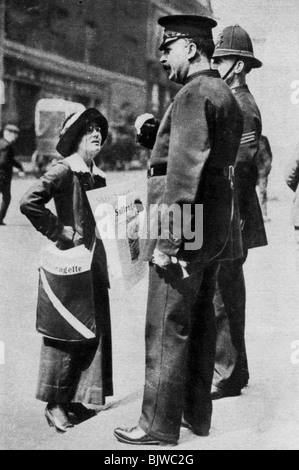 Un suffragette affrontare due poliziotti, 1913 (1937).Artista: Sport & General Foto Stock