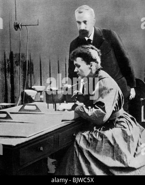 Pierre e Marie Curie nel loro laboratorio, 1898 (1951). Artista: sconosciuto Foto Stock