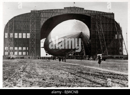 "Graf Zeppelin' attaccato al dispositivo di ancoraggio mobile montante, Lakehurst, New Jersey, USA, 1930, (1933). Artista: sconosciuto Foto Stock