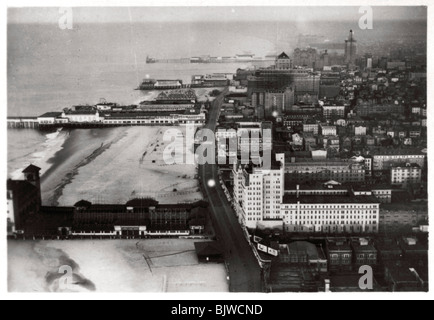 Vista aerea di Atlantic City, New Jersey, USA, da uno Zeppelin, 1930 (1933). Artista: sconosciuto Foto Stock