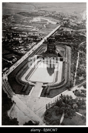 Vista aerea del Volkerschlachtdenkmal, Lipsia, Germania, da un Zeppelin, c1931 (1933). Artista: sconosciuto Foto Stock