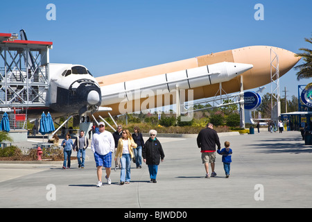 La gente a piedi nella parte anteriore della navetta e booster presenta al Kennedy Space Center Visitor Complex in Florida Foto Stock