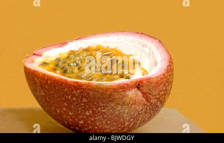 Close-up di frutto della passione, tagliate a metà Foto Stock