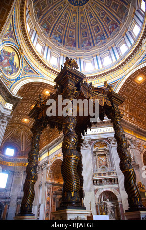 Tettoia barocca () baldacchino del Bernini e la cupola di San Pietro da Michelangelo , il Vaticano, Roma Foto Stock