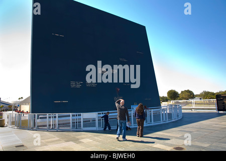 Lo spazio memoriale a specchio o gli astronauti Memorial presso il Kennedy Space Center Visitor Complex in Florida Foto Stock