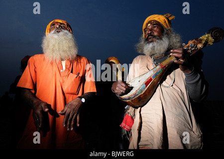 Musicisti di devozione a un Indiano festival religioso Foto Stock