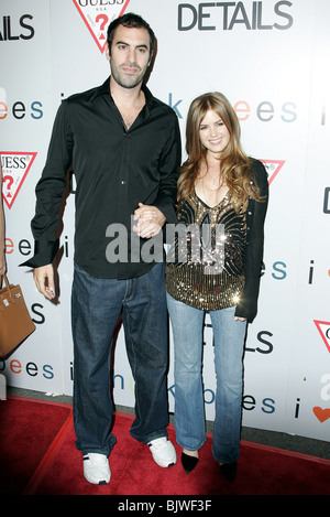 SACHA Baron Cohen e Isla Fisher di I Love Huckabees FILM DI PREMIÈRE THE GROVE HOLLYWOOD LOS ANGELES STATI UNITI D'AMERICA 22 Settembre 2004 Foto Stock