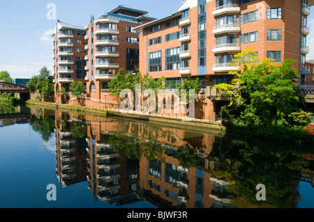 HM Customs and Excise edifici, Ralli Quays, riflesso nel fiume Irwell, Salford, Manchester, Inghilterra, Regno Unito Foto Stock