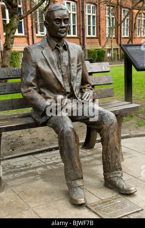 Statua di Alan Turing di Glyn Hughes. Sackville St. giardini, Manchester, Inghilterra, Regno Unito Foto Stock