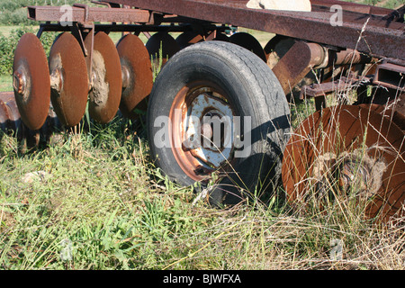 Vecchio aratro arrugginito in Agriturismo Midwest USA da Dembinsky Foto Assoc Foto Stock