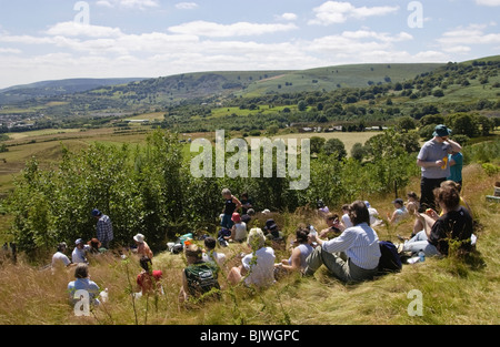 I volontari si prendono una pausa sul carbone rigenerato punte a Varteg Field Trial sito nelle vicinanze di Pontypool South Wales UK Foto Stock