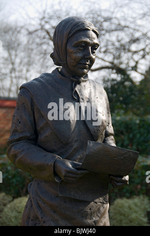 Dettaglio di Moravian donna e bambino, una scultura da Peter Walker a Droylsden, Tameside, Manchester, Inghilterra, Regno Unito Foto Stock