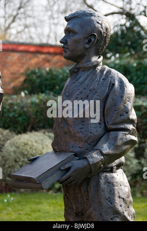 Dettaglio di Moravian donna e bambino, una scultura da Peter Walker a Droylsden, Tameside, Manchester, Inghilterra, Regno Unito Foto Stock