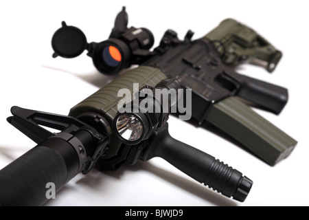 Arma moderna. Noi Spec Ops M4A1 fucile personalizzato per appaltatori paramilitari con red dot sight, silenziatore e torcia tattica. Foto Stock