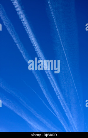 Cumulus nuvole e contrails di aviogetti USA, dalle foto Dembinsky Assoc Foto Stock