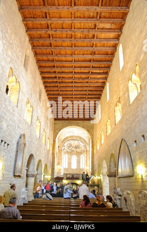 PRAGA, Repubblica Ceca - Basilica di San Giorgio nel Castello di Praga. Si tratta dell'edificio piu' vecchio del complesso del Castello di Praga. L'iconico Castello di Praga, simbolo della storia e del potere della Repubblica Ceca, sorge maestosamente su una collina che domina la città. È il castello antico più grande del mondo e un sito patrimonio dell'umanità dell'UNESCO, che attira ogni anno innumerevoli visitatori per esplorare la sua affascinante storia e la sua diversità architettonica. Foto Stock