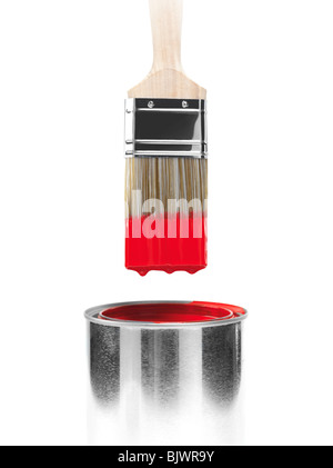 Pennello immerso in vernice rossa isolato su sfondo bianco Foto Stock