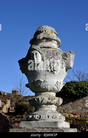 Urna di pietra nel Castello, Tamworth, Staffordshire, England, Regno Unito Foto Stock