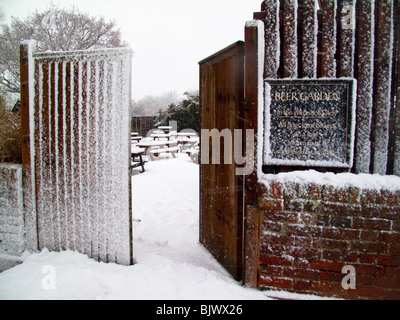 Coperta di neve giardino della birra Foto Stock