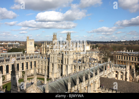 All Souls College di Oxford con il nuovo Collegio la cappella e la torre in background. Foto Stock