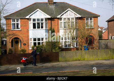 1930s semi staccate case suburbane, Ipswich, Suffolk Foto Stock