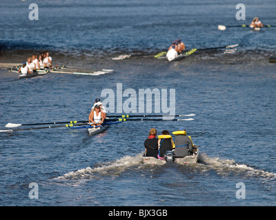 I canottieri lungo il fiume Yarra a Melbourne Victoria Australia Foto Stock