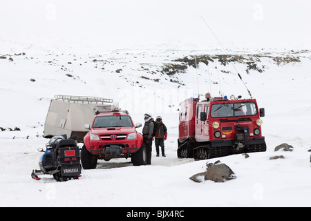 Rescue team si prepara a visitare l'area vulcanica in Eyjafjallajokull, Islanda Foto Stock