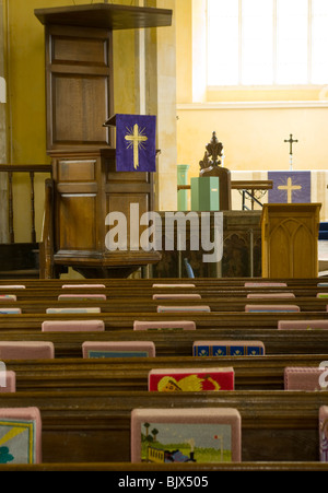 Interno il pulpito nella Chiesa di Tutti i Santi Hitcham Suffolk Foto Stock