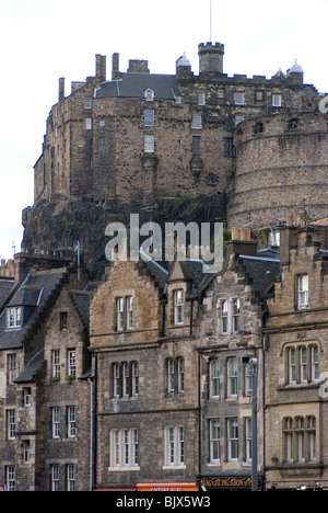 Il Castello di Edimburgo come si vede dal Grassmarket, Edimburgo, Scozia Foto Stock