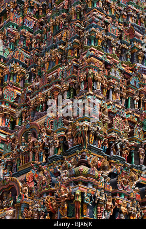 India, nello Stato del Tamil Nadu, Madurai, Sri Meenakshi Temple, restaurato recentemente west gopuram stipati con figure Foto Stock