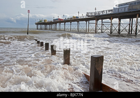 Pennelli con pier in mare, Teignmouth Beach, Devon, Inghilterra Foto Stock