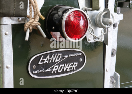 Dettaglio di ben restaurata Land Rover Serie una luce posteriore e badge Foto Stock