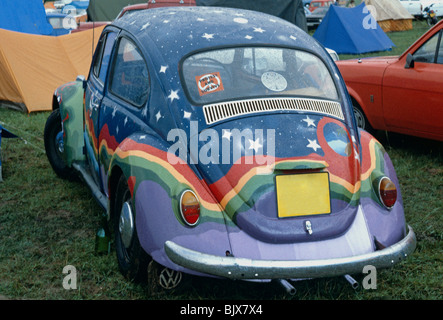Rainbow dipinto VW Beetle auto al Glastonbury festival Pilton Somerset REGNO UNITO Europa Foto Stock