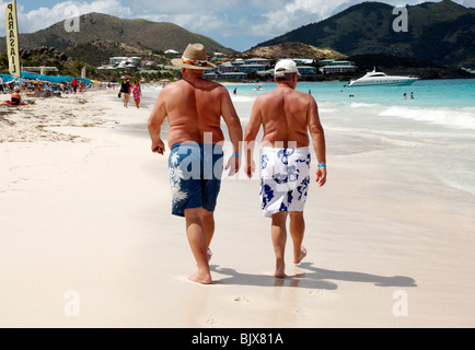 Uomo grasso in un costume da bagno, un cerchio gonfiabili, urla Foto stock  - Alamy