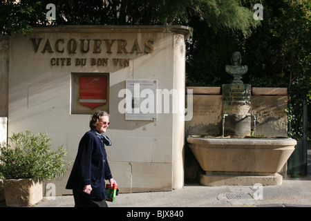 Una fontana nel centro di Vacqueyras, una viticoltura villaggio in Provenza, Francia. Foto Stock