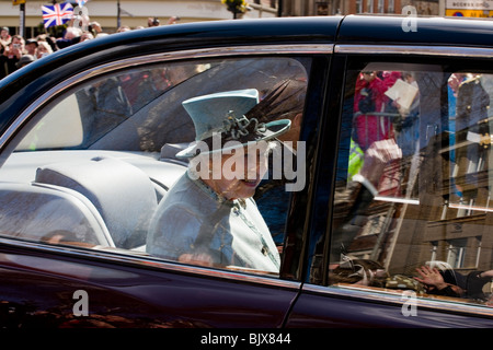 Sua Maestà la Regina Elisabetta II sat nel retro del suo stato di Bentley Limousine su una visita a Derby per dare denaro Maundy Foto Stock