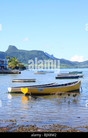 Regione costiera, Mahebourg, a sud est di Mauritius, piccola barca denominata pirogue usate dai pescatori che vi vivono. Ben ha visitato Foto Stock
